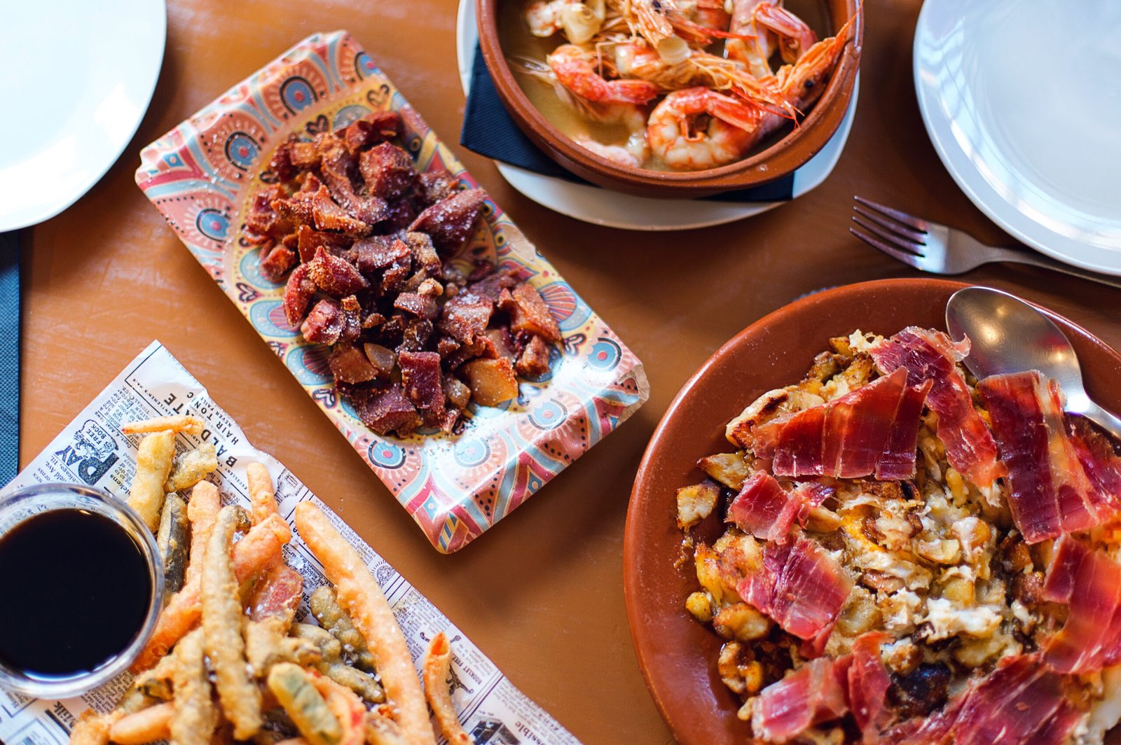 Mesa con platos de comida